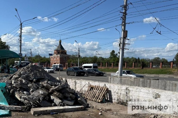 Горожане пожаловались на отсутствие навигации около ремонтируемого перехода у рязанского ТД "Барс"