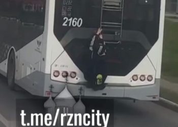 На проезжей части в Рязани засняли юного зацепера