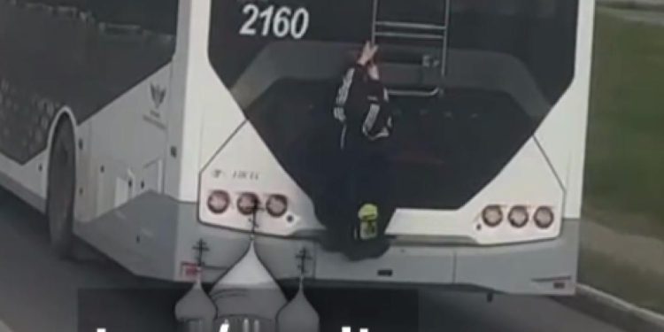 На проезжей части в Рязани засняли юного зацепера