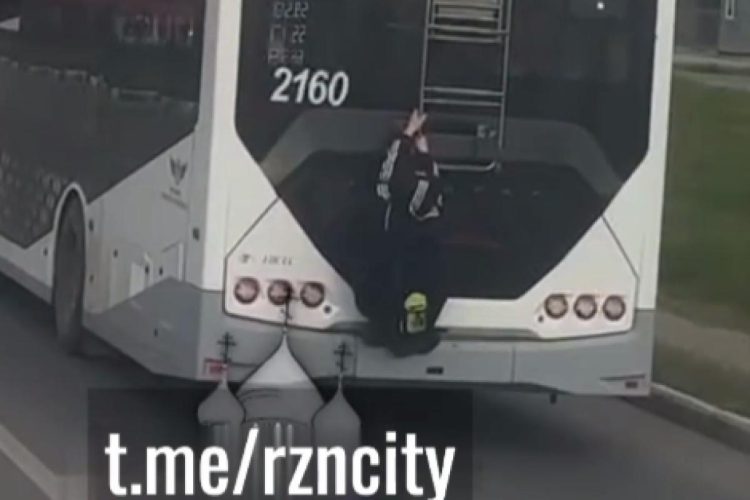 На проезжей части в Рязани засняли юного зацепера