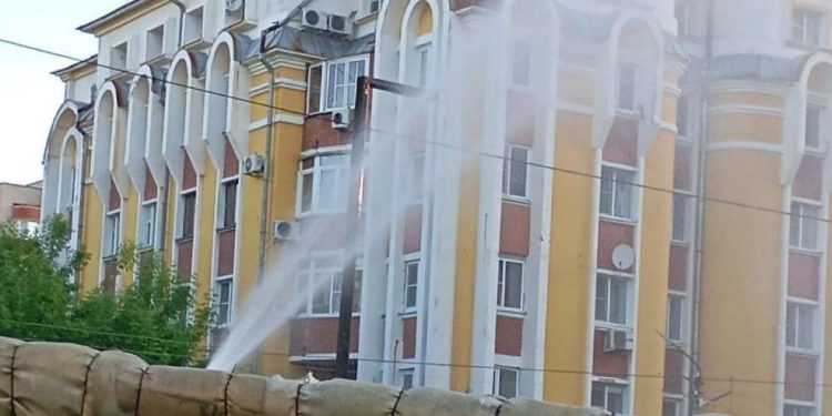 На улице Гагарина из-за прорыва теплосети припаркованные машины залило кипятком