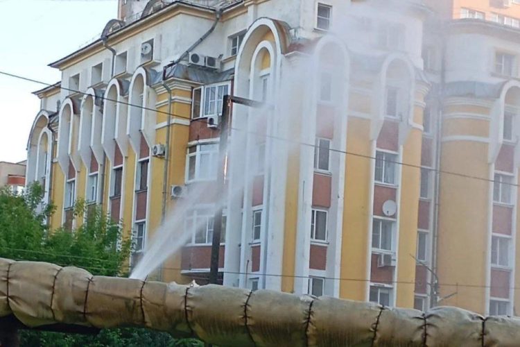 На улице Гагарина из-за прорыва теплосети припаркованные машины залило кипятком