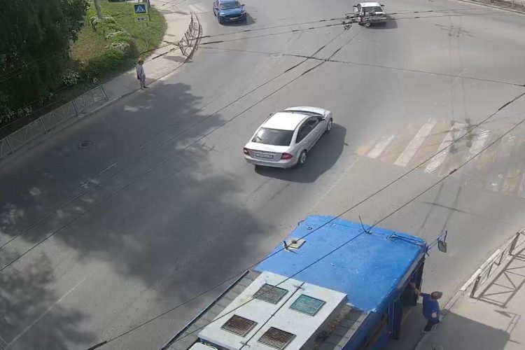 В рязанской Горроще образовалась пробка из-за обрыва троллейбусных проводов