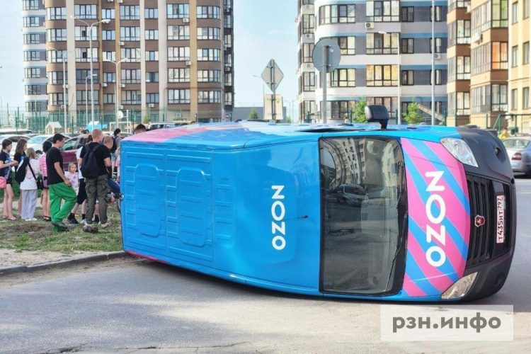 В Рязани перевернулся фургон маркетплейса