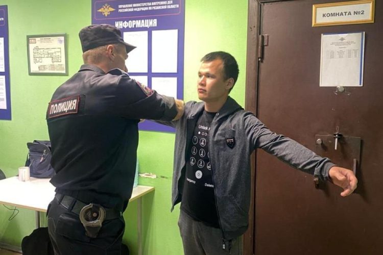 Рязанские полицейские депортировали из России 4 мигрантов-нарушителей