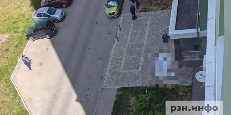 Выпавшая из окна рязанской многоэтажки девушка разбилась насмерть