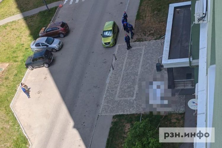 Выпавшая из окна рязанской многоэтажки девушка разбилась насмерть