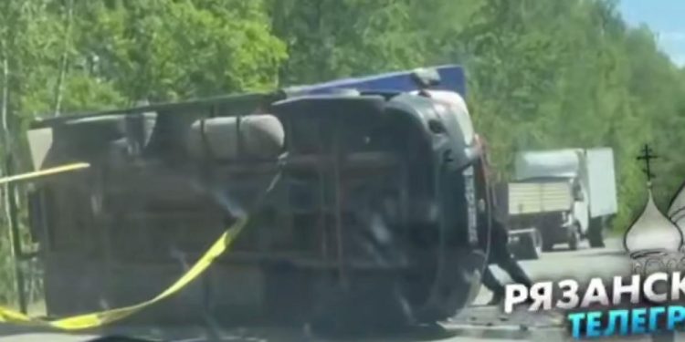 В Рязанском регионе на проезжей части опрокинулась ГАЗель