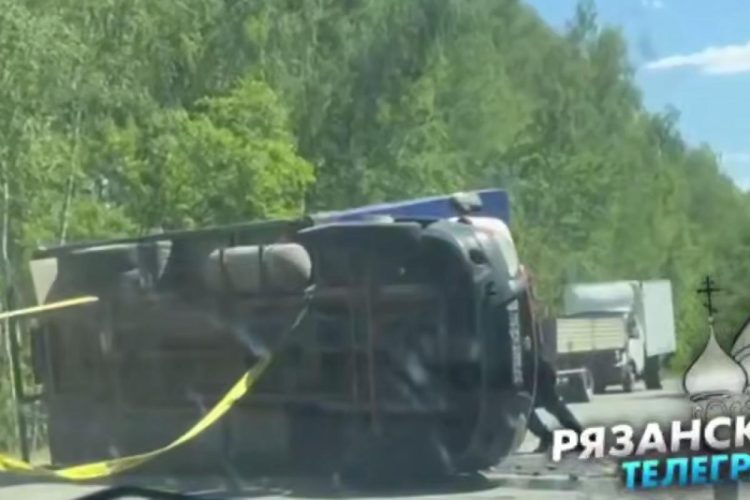 В Рязанском регионе на проезжей части опрокинулась ГАЗель
