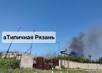 Горожане засняли столб черного дыма около завода в рязанском Приокском