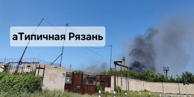 Горожане засняли столб черного дыма около завода в рязанском Приокском Горожане засняли столб черного дыма около завода в рязанском Приокском