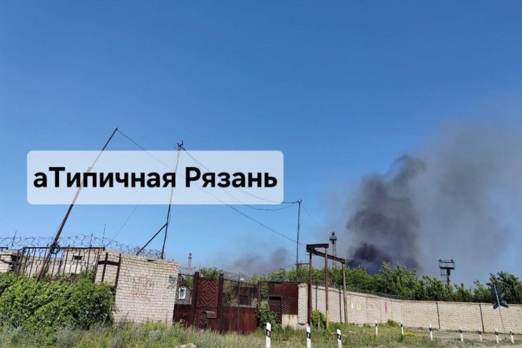 Горожане засняли столб черного дыма около завода в рязанском Приокском