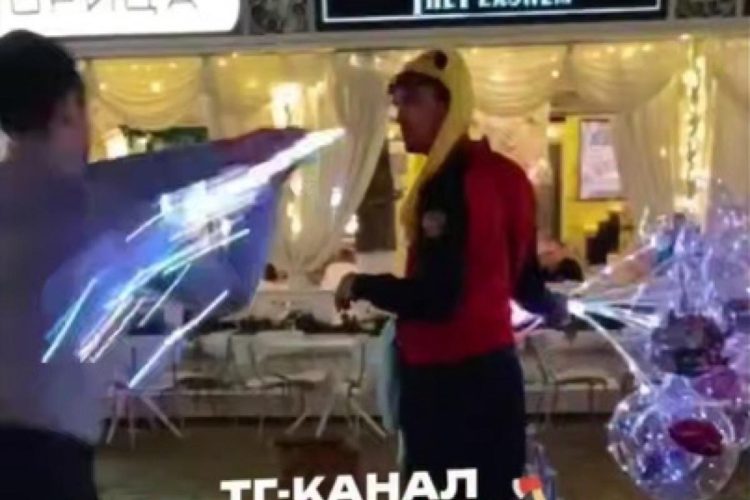 В Рязани мальчик побил продавца воздушных шаров
