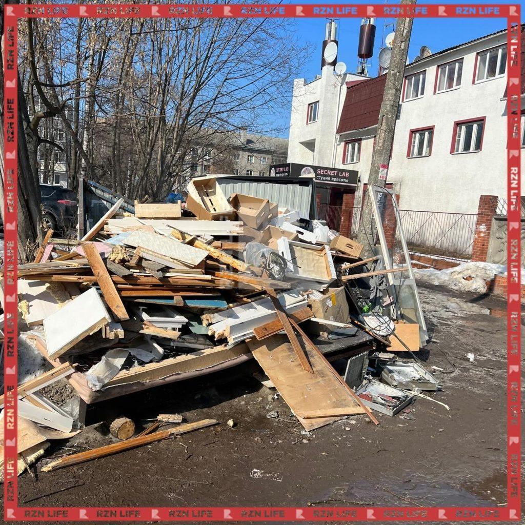 Рязанка пожаловалась на мусорную свалку напротив жилых домов в Приокском