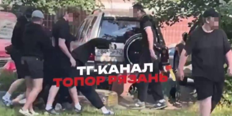 В рязанской Дашково-Песочне толпа агрессивных подростков напала на мужчину В рязанской Дашково-Песочне толпа агрессивных подростков напала на мужчину