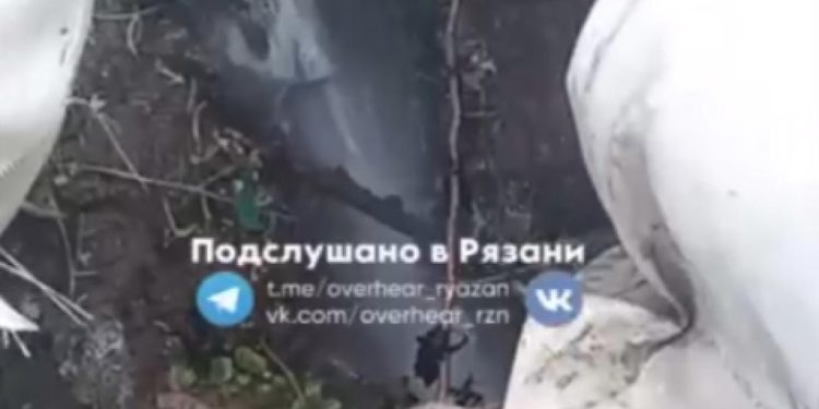 На улице Бирюзова прорвало теплотрассу