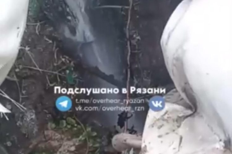 На улице Бирюзова прорвало теплотрассу