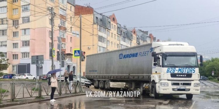 В рязанском Кальном столкнулись легковушка и фура