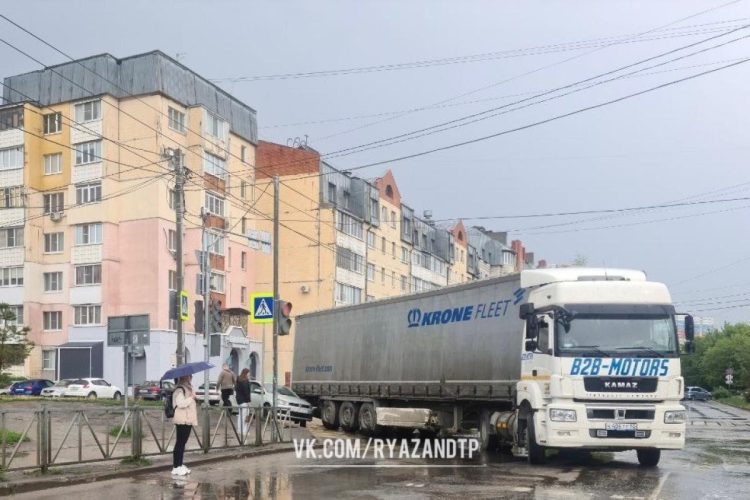 В рязанском Кальном столкнулись легковушка и фура