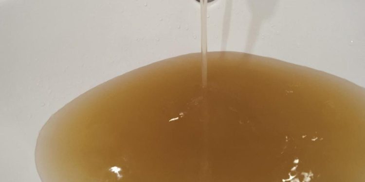 Рязанцы пожаловались на "ржавую" воду, которая течет из-под крана Рязанцы пожаловались на «ржавую» воду, которая течет из-под крана