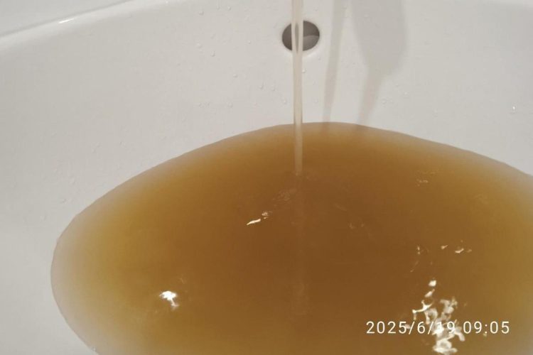 Рязанцы пожаловались на "ржавую" воду, которая течет из-под крана