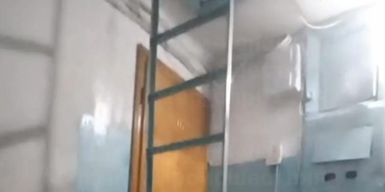 Горожане продемонстрировали «водопад»в подъезде рязанского дома после капремонта крыши