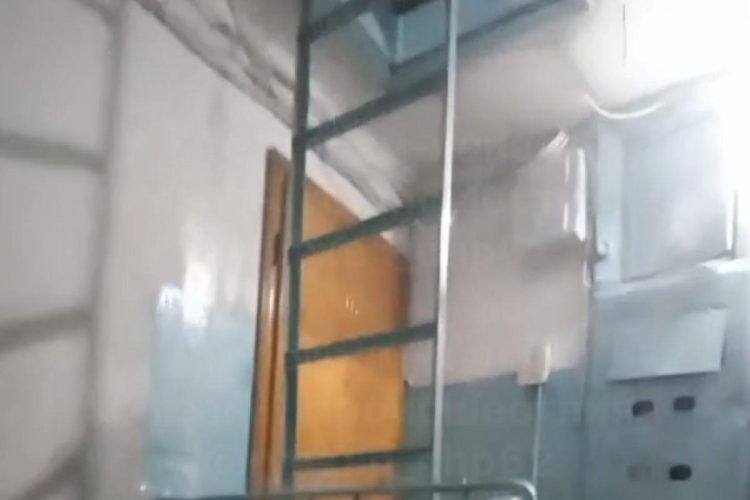 Горожане продемонстрировали "водопад"в подъезде рязанского дома после капремонта крыши