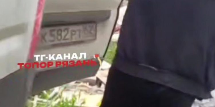 В рязанском Дядькове неизвестный выбрасывал мусор из грузовика