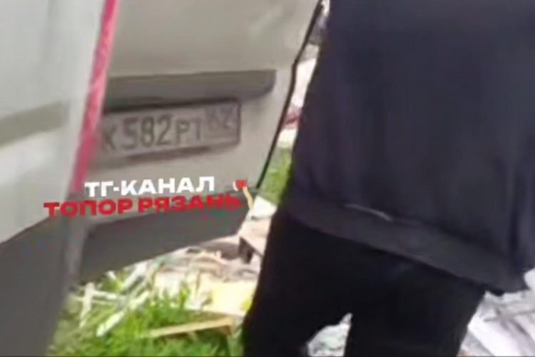 В рязанском Дядькове неизвестный выбрасывал мусор из грузовика