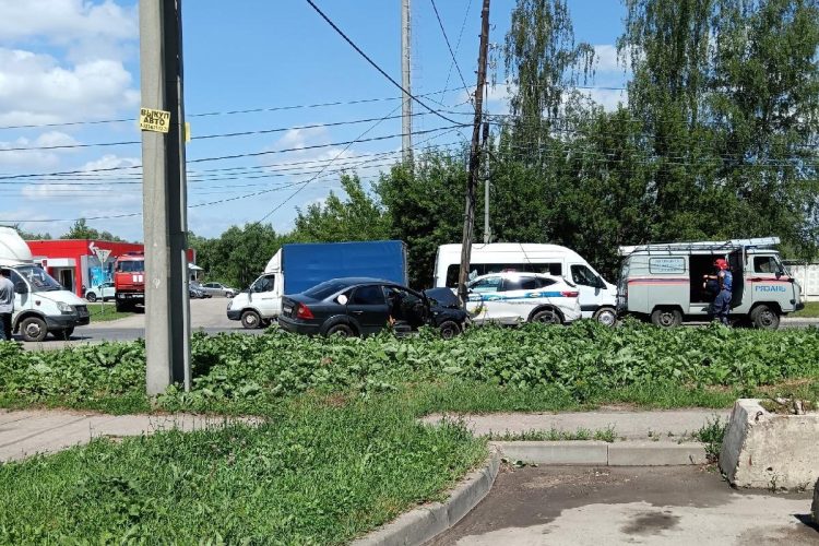 На Михайловском шоссе водитель на легковушке врезался в фонарный столб