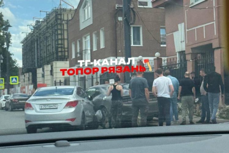Около Рязанского кремля столкнулись три автомобиля