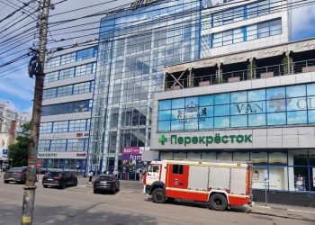 Около рязанского ТЦ "Атрон" засняли машины экстренных служб Около рязанского ТЦ «Атрон» засняли машины экстренных служб