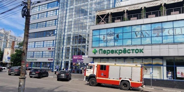 Около рязанского ТЦ "Атрон" засняли машины экстренных служб Около рязанского ТЦ «Атрон» засняли машины экстренных служб