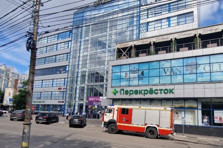 Около рязанского ТЦ "Атрон" засняли машины экстренных служб