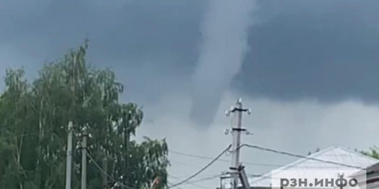 В рязанском Ухолове запечатлели смерч