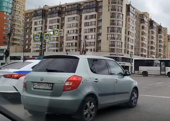 На улице Есенина водитель автобуса нарушил ПДД на глазах полицейских На улице Есенина водитель автобуса нарушил ПДД на глазах полицейских