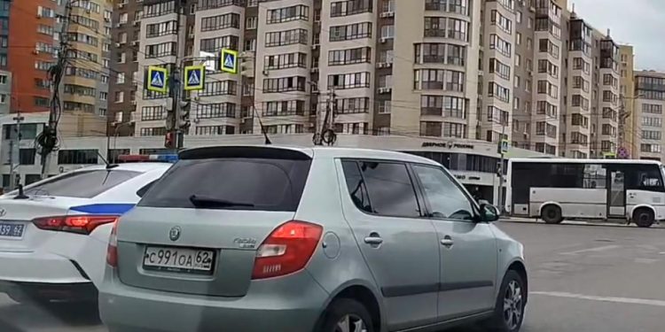 На улице Есенина водитель автобуса нарушил ПДД на глазах полицейских