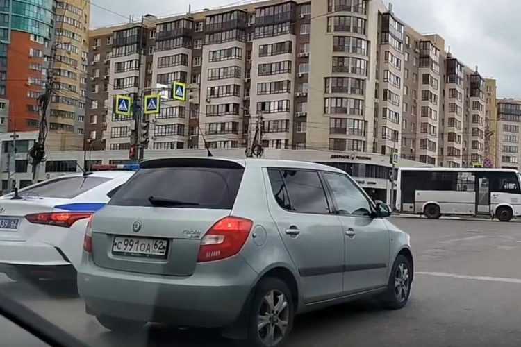 На улице Есенина водитель автобуса нарушил ПДД на глазах полицейских