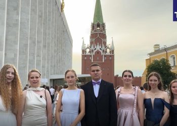 Рязанские школьники посетили выпускной бал в Кремлевском Дворце в Москве Рязанские школьники посетили выпускной бал в Кремлевском Дворце в Москве