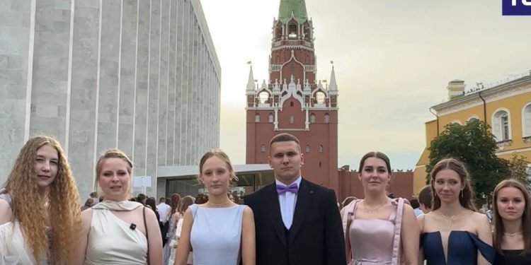 Рязанские школьники посетили выпускной бал в Кремлевском Дворце в Москве