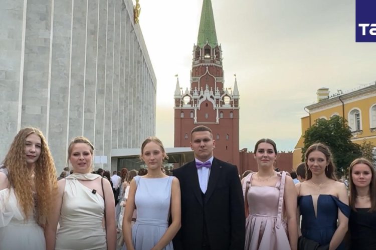 Рязанские школьники посетили выпускной бал в Кремлевском Дворце в Москве