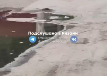 На улице Керамзавода прорыв канализации не устраняют уже третий день