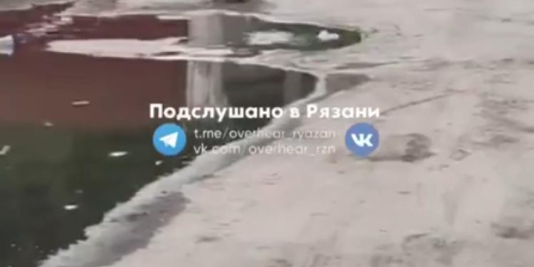 На улице Керамзавода прорыв канализации не устраняют уже третий день