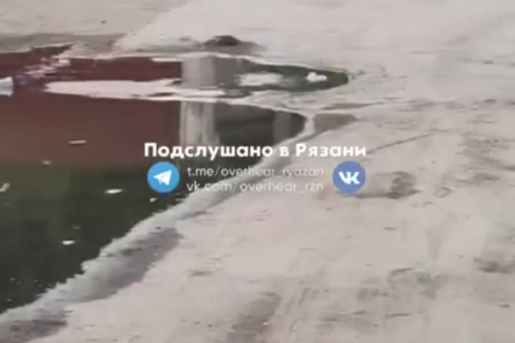 На улице Керамзавода прорыв канализации не устраняют уже третий день