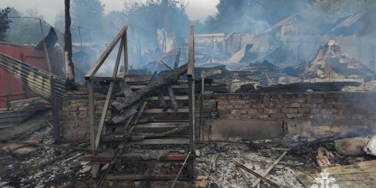 В Спасском районе сгорели две хозпостройки и жилой дом В Спасском районе сгорели две хозпостройки и жилой дом