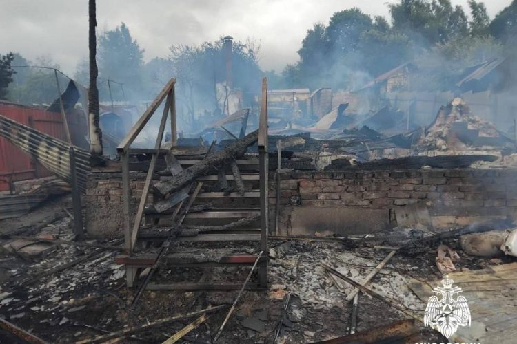 В Спасском районе сгорели две хозпостройки и жилой дом
