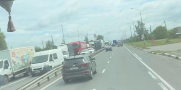 В Рязанской области на трассе М-5 образовалась крупная пробка