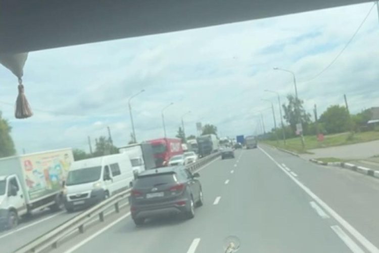 В Рязанской области на трассе М-5 образовалась крупная пробка