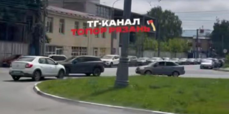 Рязанский водитель проехал на круговом движении по «встречке» Рязанский водитель проехал на круговом движении по «встречке»