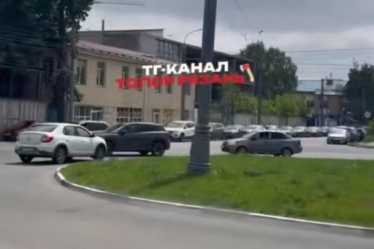 Рязанский водитель проехал на круговом движении по «встречке»